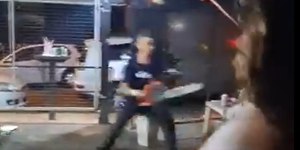 Homem invade bar em São Paulo e ameaça clientes com motosserra