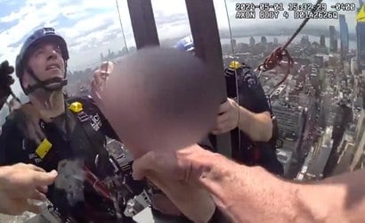 Policiais escalam prédio de 54 andares para resgate