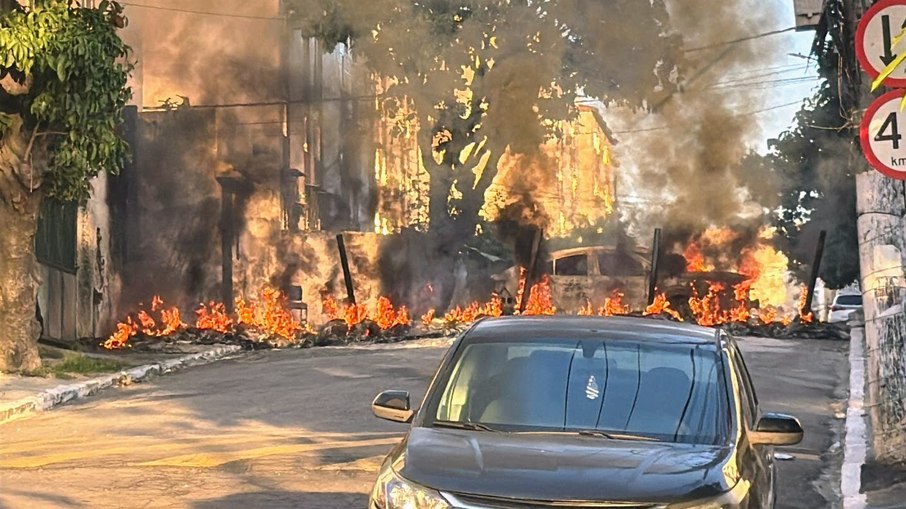 Criminosos atearam fogo a barricadas para impedir a chegada da Polícia Militar. Criminosos atearam fogo a barricadas para impedir a chegada da Polícia Militar.