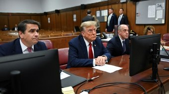 Donald Trump se senta no banco dos réus para julgamento