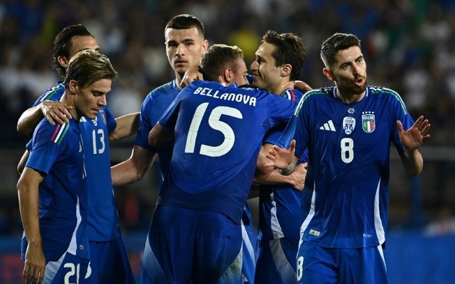 Jogadores da Itália comemoram o gol da vitória sobre a Bósnia por 1 a 0 em amistoso disputado neste domingo