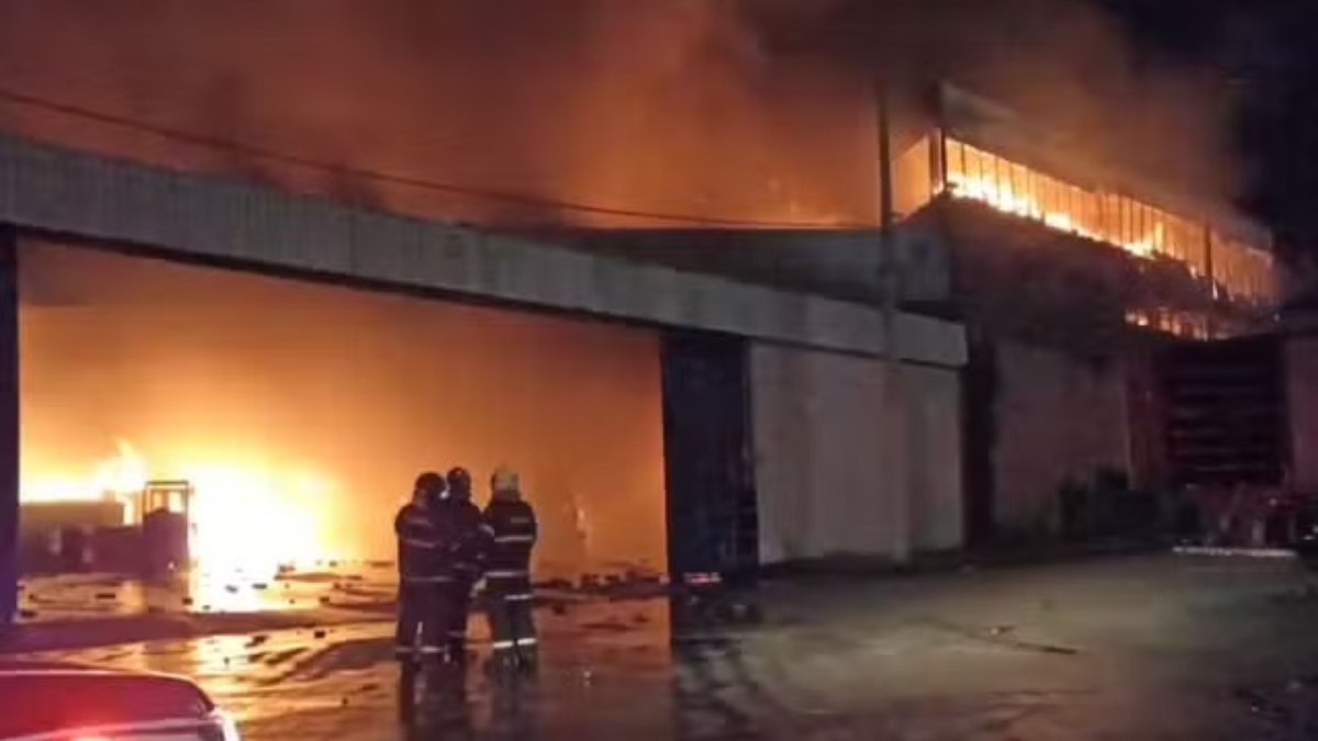 Imagens do galpão atingido pelo fogo