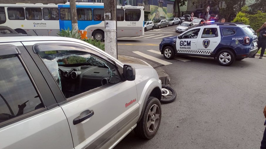 Ele visualizou a dupla quebrando o vidro de um veículo Ecosport parado no semáforo e tentou roubar o celular da vítima, que fez uma manobra e os derrubou da motocicleta. Ele visualizou a dupla quebrando o vidro de um veículo Ecosport parado no semáforo e tentou roubar o celular da vítima, que fez uma manobra e os derrubou da motocicleta.