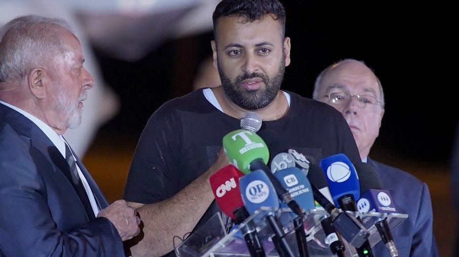 Hasan Rabee em Brasíllia, durante desembarque dos brasileiros que estavam na primeira lista de repatriados da Faixa de Gaza