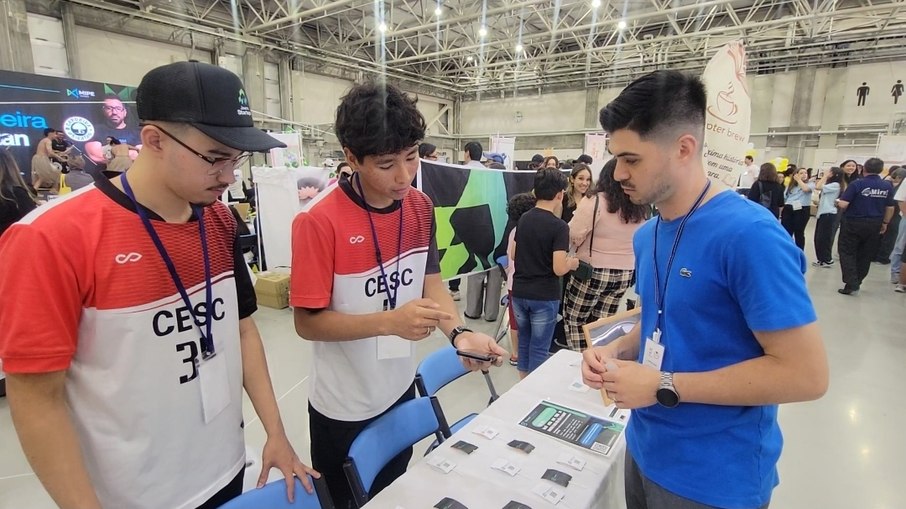 Os estudantes Dhiego e Igor, fizeram a apresentação do app sobre finanças voltado principalmente para os jovens Os estudantes Dhiego e Igor, fizeram a apresentação do app sobre finanças voltado principalmente para os jovens