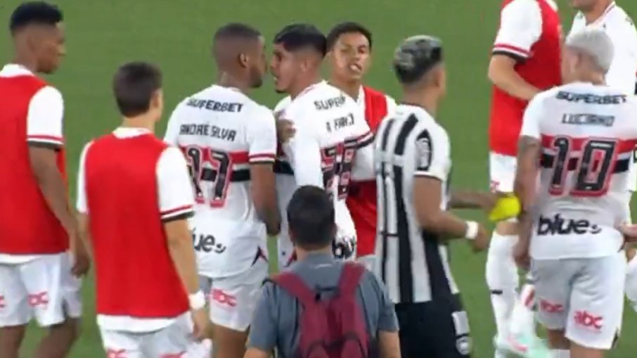 André Silva e Alan Franco discutem após jogo do São Paulo