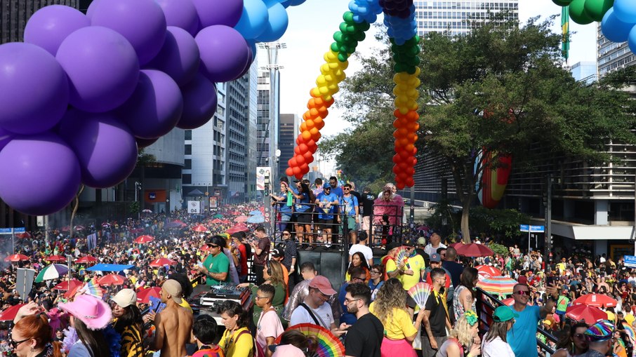 28ª Parada LGBTQIA+ reúne milhares de pessoas em São Paulo