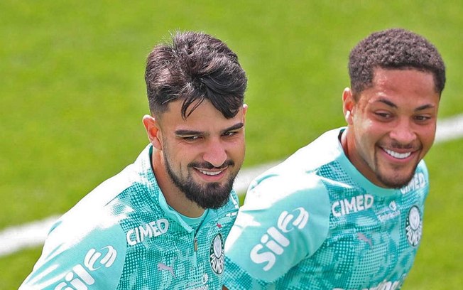Flaco López e Vitor Roque em ação com a camisa do Palmeiras Flaco López e Vitor Roque em ação com a camisa do Palmeiras