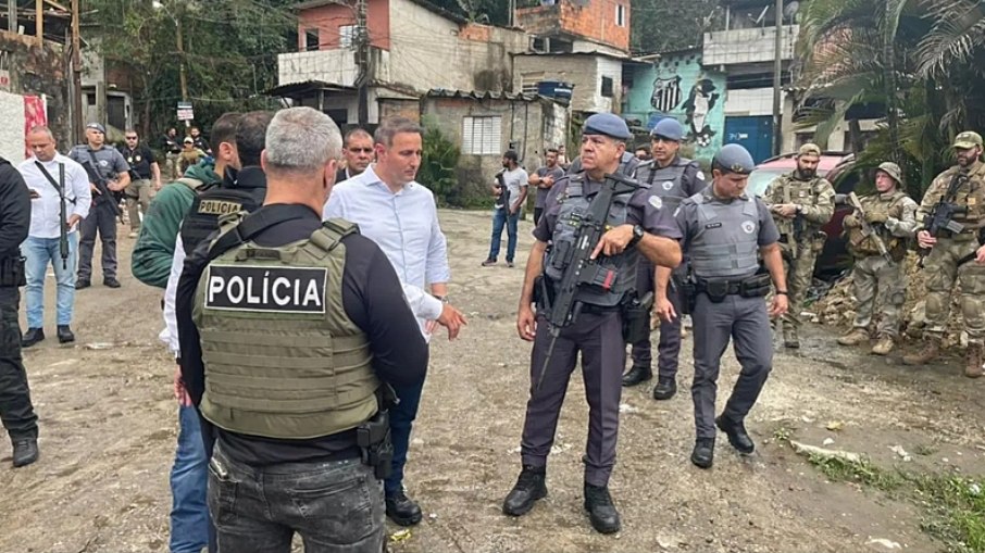 O secretário de Segurança Pública Guilherme Derrite (de camisa) no Guarujá, durante a Operação Escudo