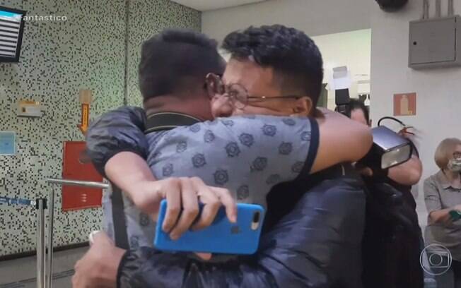 Abraços de Tomaz e Gabriel no reencontro no aeroporto de Uberaba