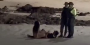 Casal é abordado por PM durante relação sexual em praia