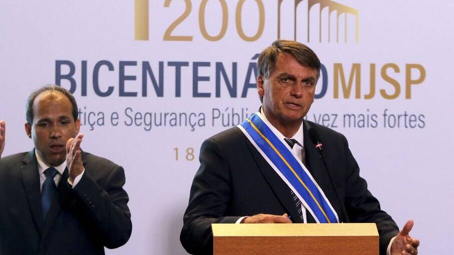 Bolsonaro ao lado do intérprete de libras Fabiano Guimarães: profissional se filia ao Republicanos