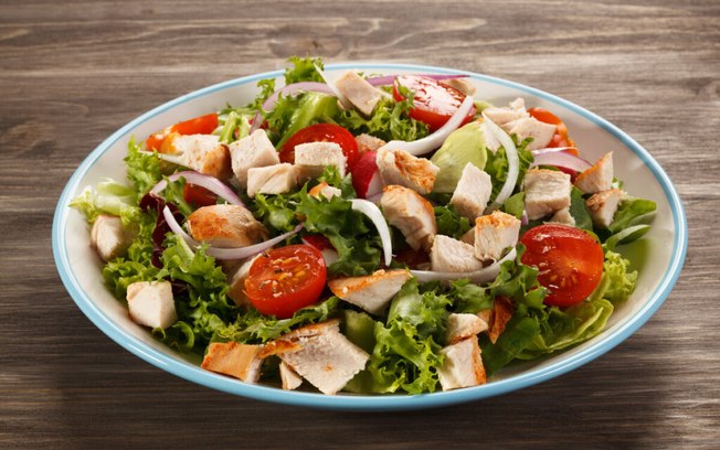 5 saladas leves e nutritivas para começar bem a semana