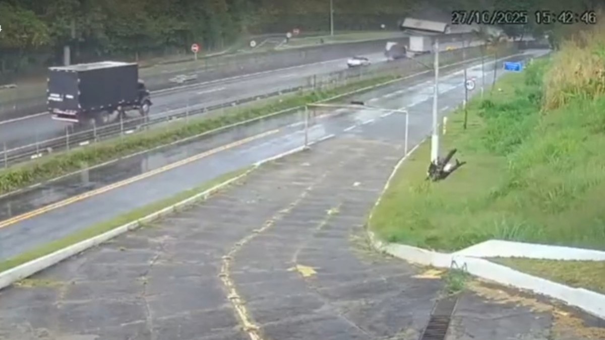 Vídeo: veja momento em que ônibus com rubro-negros tomba na Dutra