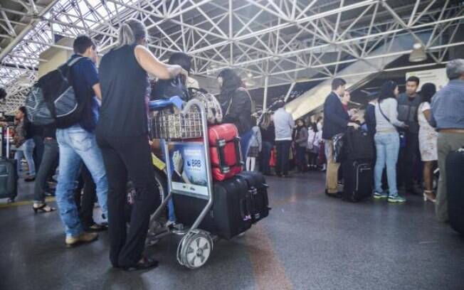 Criminosos que aplicam golpe do amor alegam que enviaram presentes tanto por remessa expressa quanto através de supostos passageiros