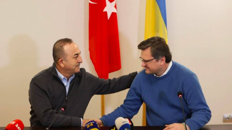 Mevlut Cavusoglu, ministro das Relações Exteriores de Ancara, e Dmytro Kuleba, ministro das Relações Exteriores da Ucrânia