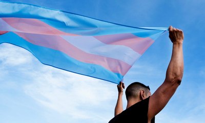 Ministério Público Federal é acionado contra resolução que restringe cuidados a trans