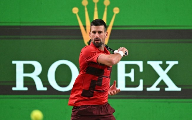 Novak Djokovic durante a vitória sobre o italiano Flavio Cobolli na terceira rodada do Masters 1000 de Xangai