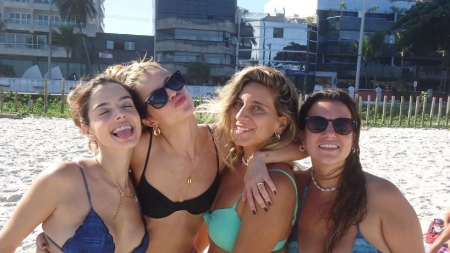 Agatha Moreira compartilha fotos de dia de praia com amigos famosos