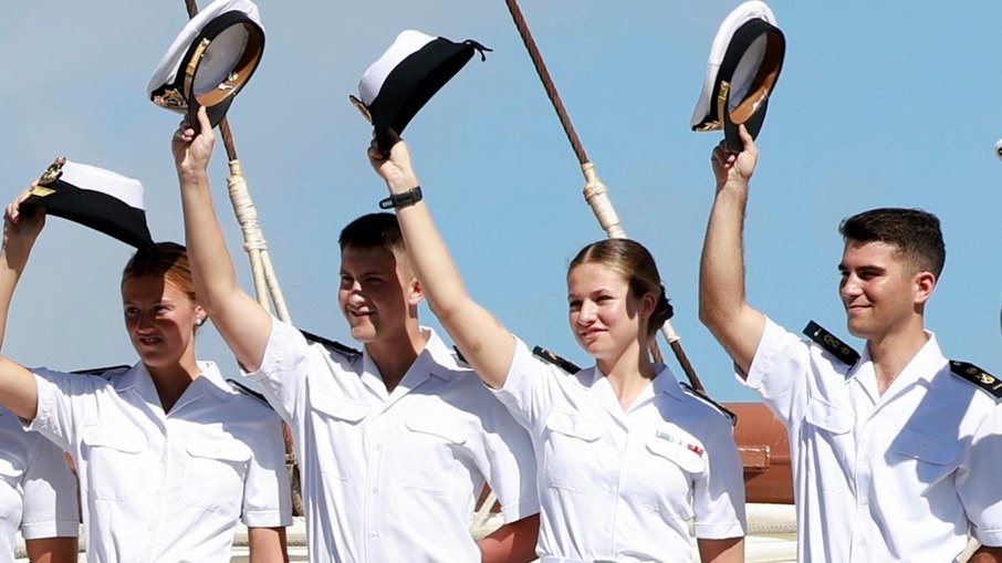 Leonor de Bourbon com os colegas em treinamento da Marinha Leonor de Bourbon com os colegas em treinamento da Marinha