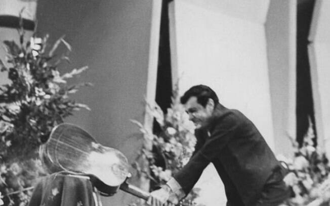 Sérgio Ricardo perde a cabeça durante apresentação em festival de música da TV Record, em 1967