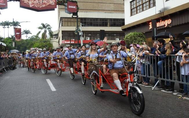 Os desfiles, com suas apresentações de grupos tradicionais, também são parte integral do festival da cerveja