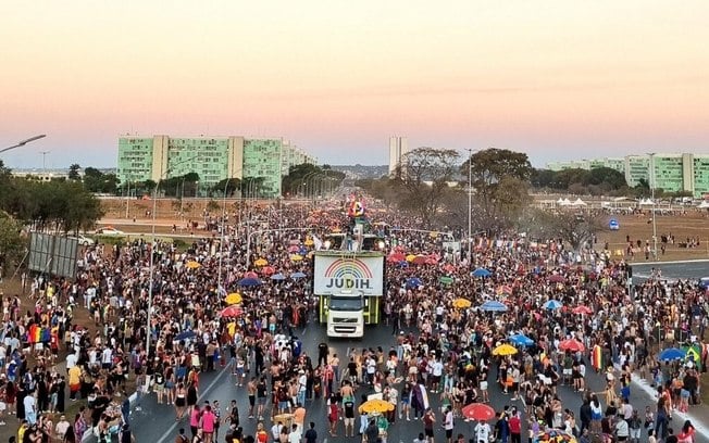 Parada do Orgulho de Brasília reúne milhares de pessoas para celebrar a diversidade