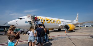 Flybondi é impedida de vender passagem após cancelar 79% dos voos