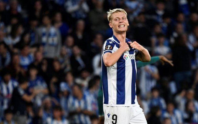 Atacante Orri Oskarsson se lamenta durante a derrota da Real Sociedad diante do Anderlecht por 2 a 1 nesta quinta-feira, pela Liga Europa