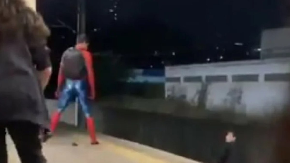 Suspeito tacando pedras em homem vestido de 'Homem-Aranha'