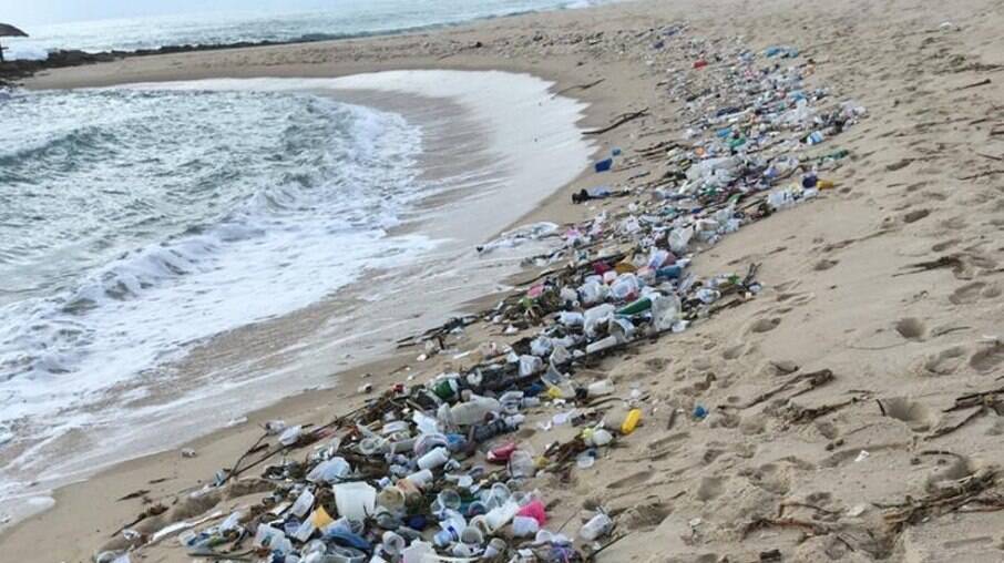 Lixo na praia de Barra de Cunhau, em Canguaretama