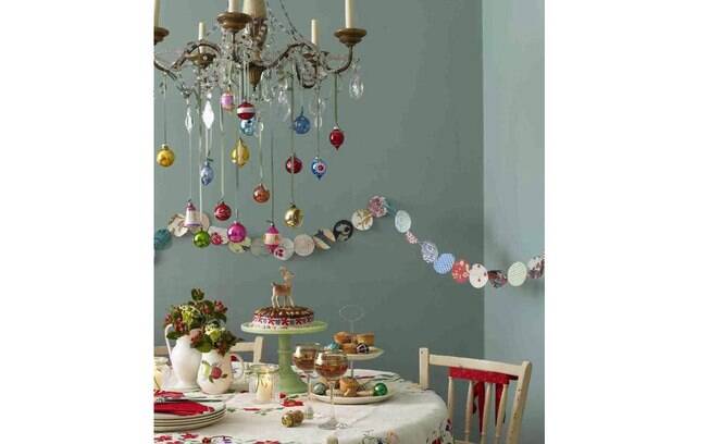 O lustre e a parede azul dão suporte para a ocupação natalina. Romantismo e simplicidade na decoração da casa