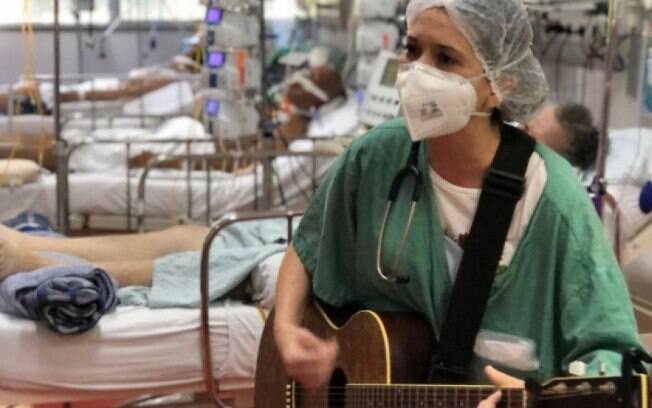 Médica canta para pacientes em UTI