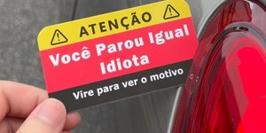 "Idiota": cartões dão recados para motoristas que estacionam mal