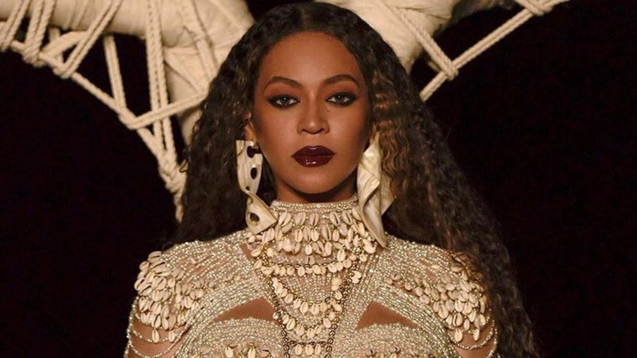 Beyoncé revela capa do novo álbum: 'Fuga durante período assustador'