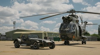 Esportivo britânico é fabricado com peças de helicóptero militar