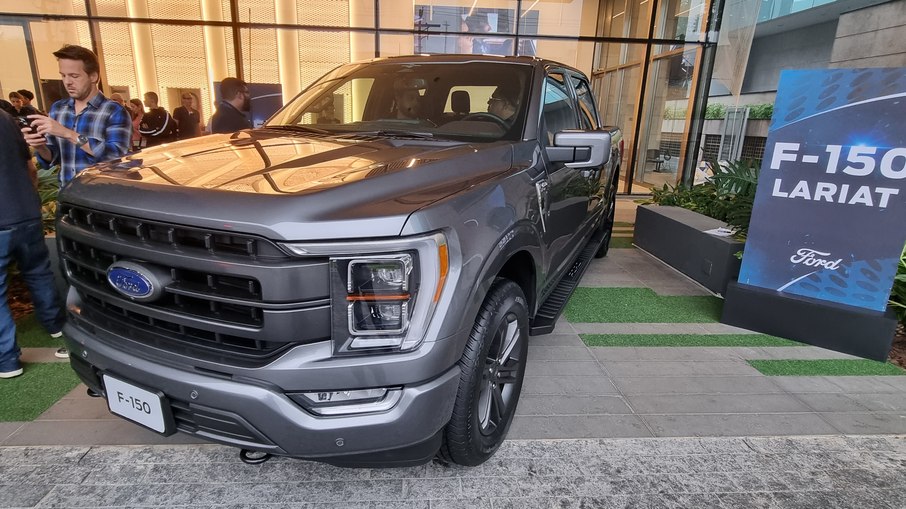 Ford F-150 Lariat se destaca pelos detalhes cinzas