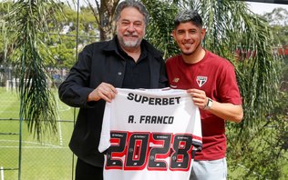 Torcida do São Paulo comemora permanência de Alan Franco