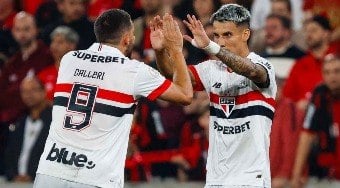 São Paulo vence Athletico-PR fora de casa e entra no G4 