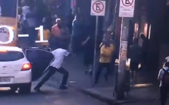 Câmeras mostram atleticanos agredindo um cruzeirense