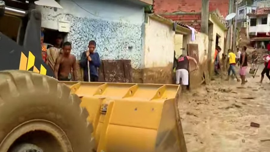 Equipes trabalham para retirar lama das ruas em áreas atingidas pelas chuvas