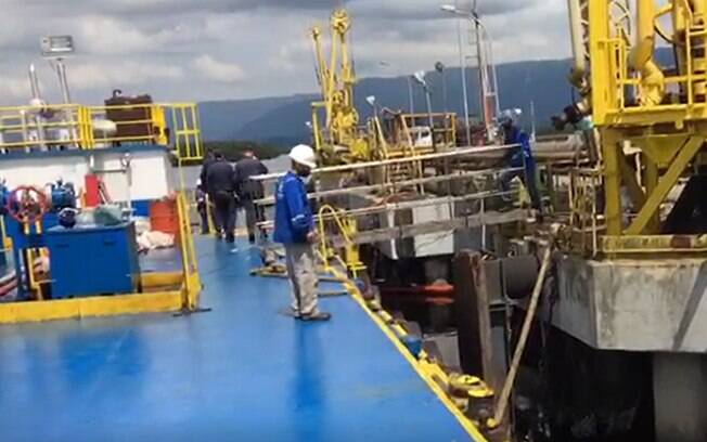 A Transpetro e a empresa responsável pela operação da barcaça estão tomando as medidas cabíveis.