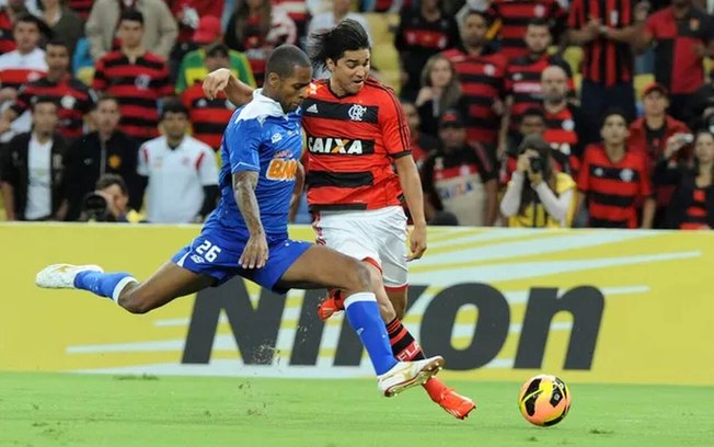 Elias (dir.) marcou gol da classificação do Flamengo contra o Cruzeiro na Copa do Brasil 2013