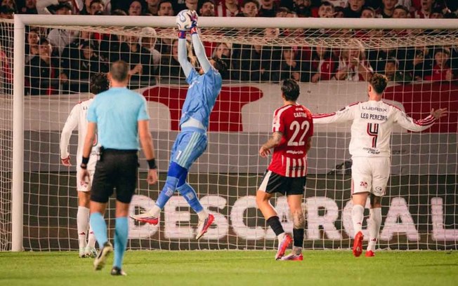 Rossi teve grande atuação pelo Flamengo contra o Estudiantes, pela semifinal da Libertadores