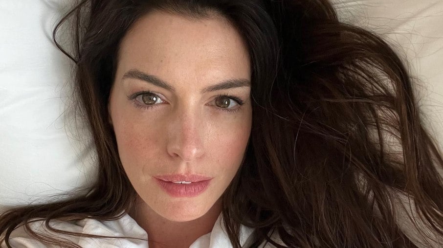 Anne Hathaway diz que beijou 10 atores de uma vez em teste: 'Nojento'