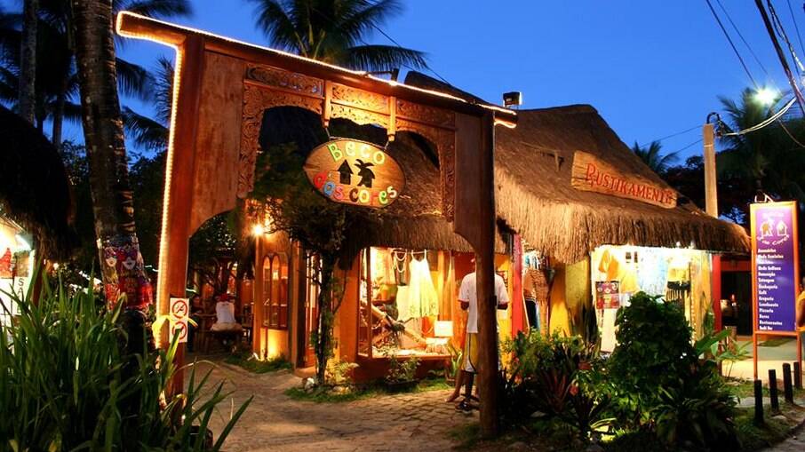 A rua do Mucugê concentra os bares e restaurantes de Arraial d'Ajuda