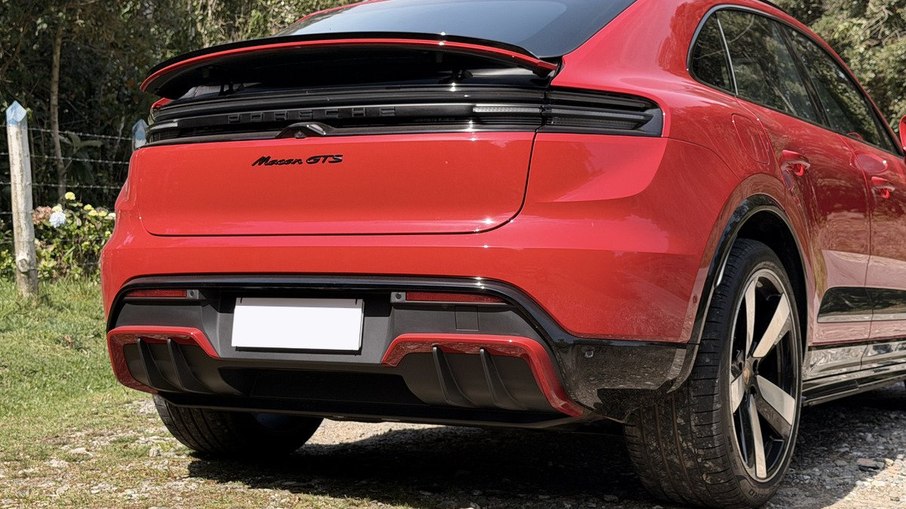 Aerofólio traseiro do Macan GTS pode atuar automaticamente conforme velocidade e modo de condução Aerofólio traseiro do Macan GTS pode atuar automaticamente conforme velocidade e modo de condução