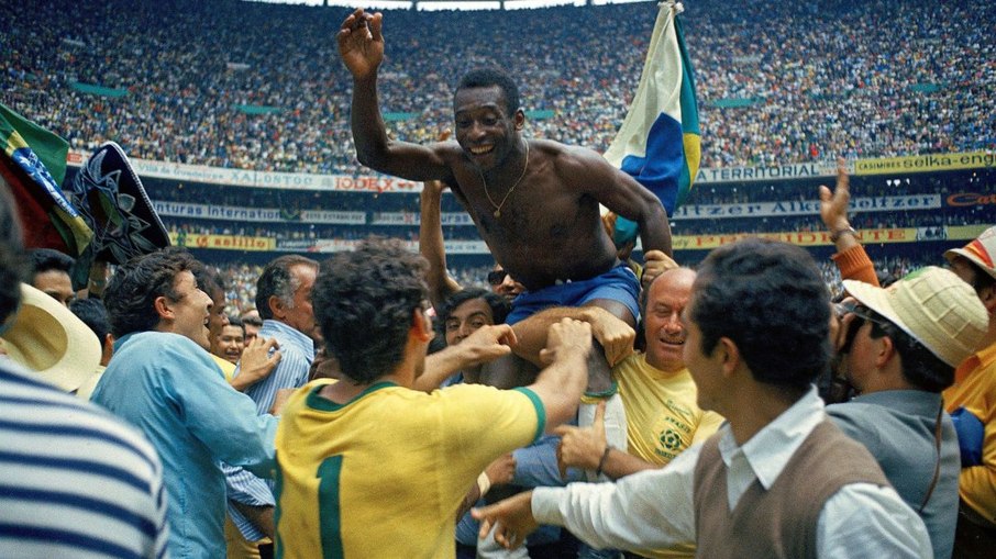 Pelé comemora a conquista do tricampeonato