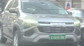 Chevrolet Spin aparece com pouca camuflagem