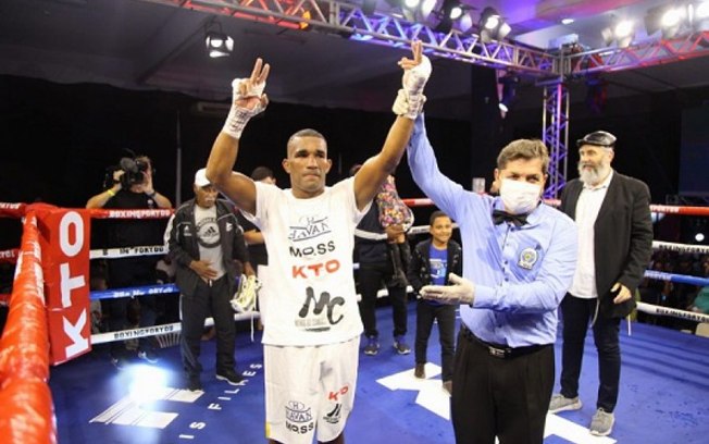 Esquiva Falcão derrota argentino e segue invicto no boxe profissional